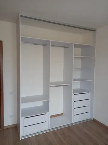 Vnútorné členenie skrine na mieru, biela