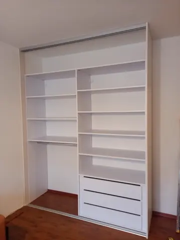 Vnútorné členenie skrine na mieru, biela