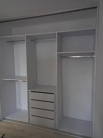 Vnútorné členenie skrine na mieru, biela