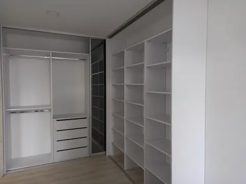 Vnútorné členenie skrine na mieru, biela