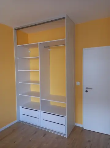 Vnútorné členenie skrine na mieru, biela
