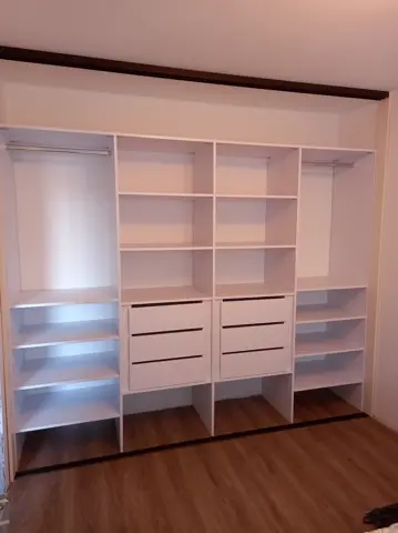 Vnútorné členenie skrine na mieru, biela