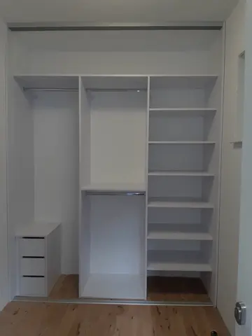 Vnútorné členenie skrine na mieru, biela