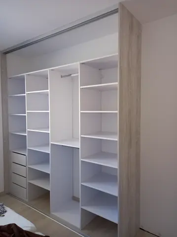 Vnútorné členenie skrine na mieru vo svetlom dekore javor