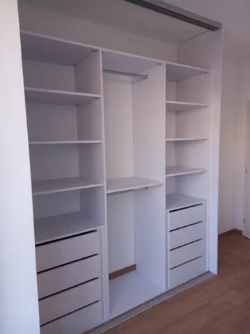 Vnútorné členenie skrine na mieru, biela