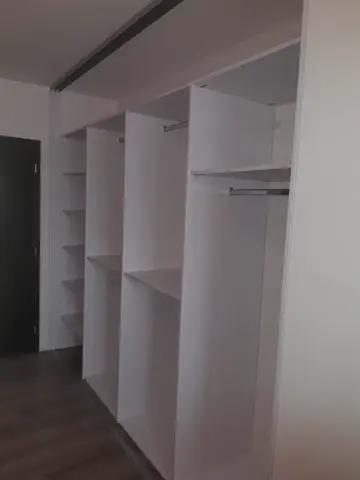 Vnútorné členenie skrine na mieru, biela