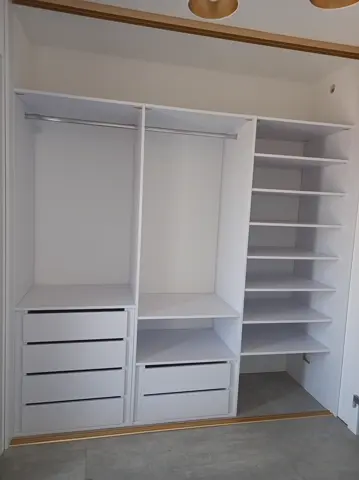 Vnútorné členenie skrine na mieru, biela