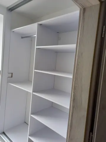 Vnútorné členenie skrine na mieru vo svetlom dekore javor