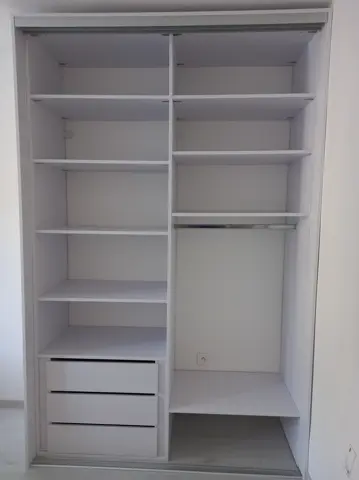 Vnútorné členenie skrine na mieru, biela
