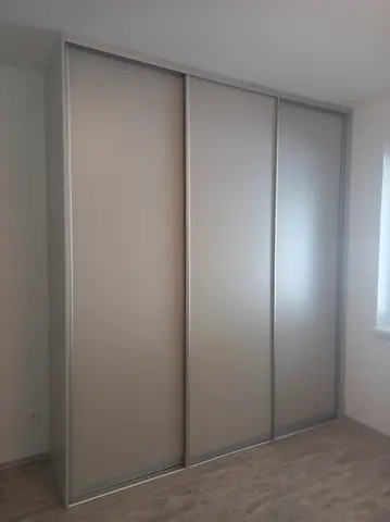 Vnútorné členenie skrine na mieru, biela