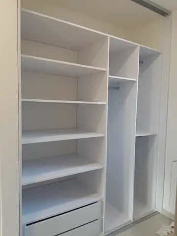 Vnútorné členenie skrine na mieru, biela