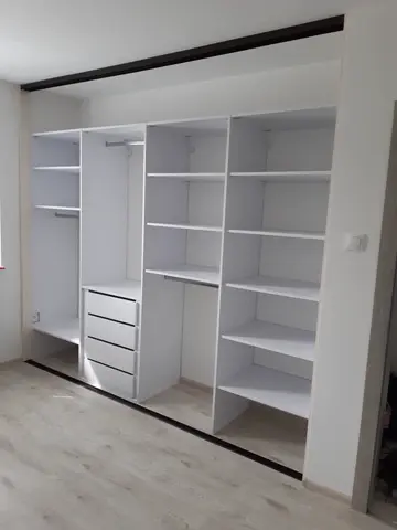Vnútorné členenie skrine na mieru, biela