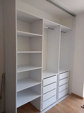 Vnútorné členenie skrine na mieru, biela