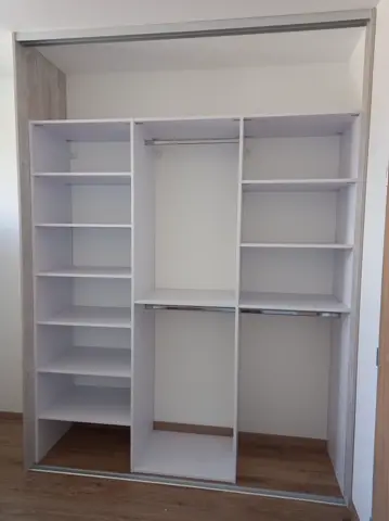 Vnútorné členenie skrine na mieru, biela
