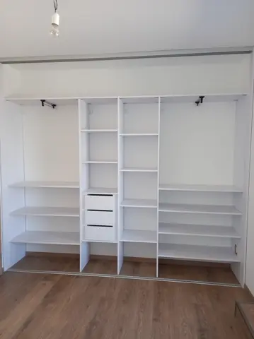 Vnútorné členenie skrine na mieru, biela