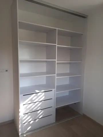 Vnútorné členenie skrine na mieru, biela