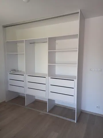 Vnútorné členenie skrine na mieru, biela