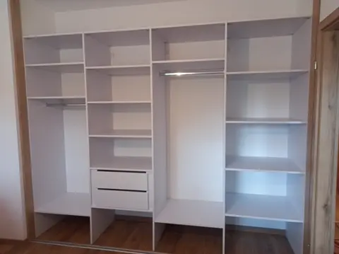 Vnútorné členenie skrine na mieru, biela