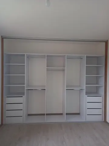 Vnútorné členenie skrine na mieru, biela