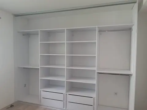 Vnútorné členenie skrine na mieru, biela