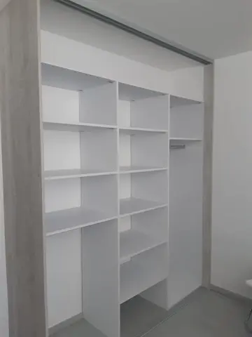 Vnútorné členenie skrine na mieru vo svetlom dekore javor