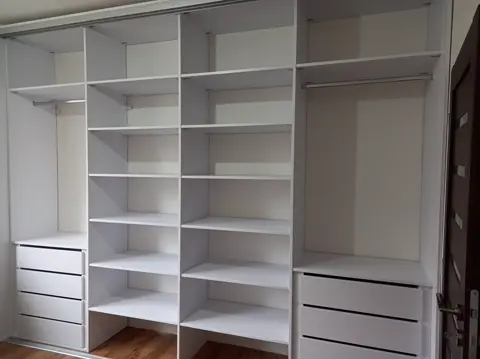 Vnútorné členenie skrine na mieru, biela