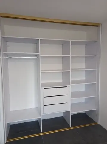 Vnútorné členenie skrine na mieru, biela