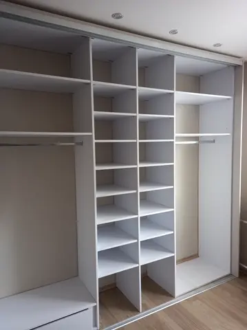 Vnútorné členenie skrine na mieru, biela