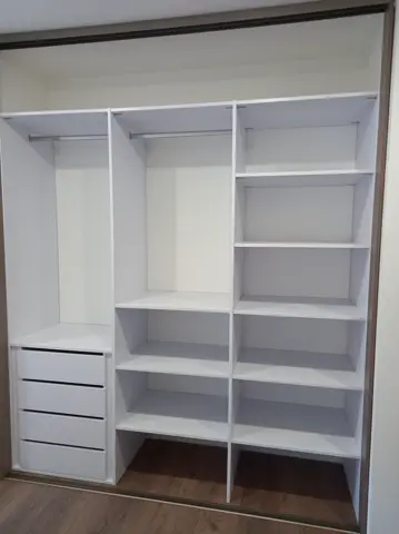 Vnútorné členenie skrine na mieru, biela