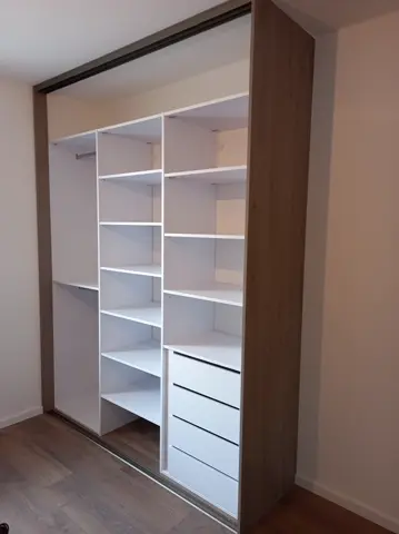 Vnútorné členenie skrine na mieru, kombinácia dekorov