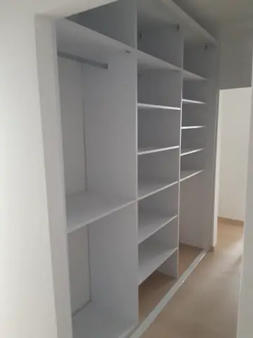 Vnútorné členenie skrine na mieru, biela