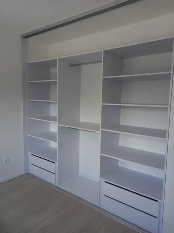 Vnútorné členenie skrine na mieru, biela