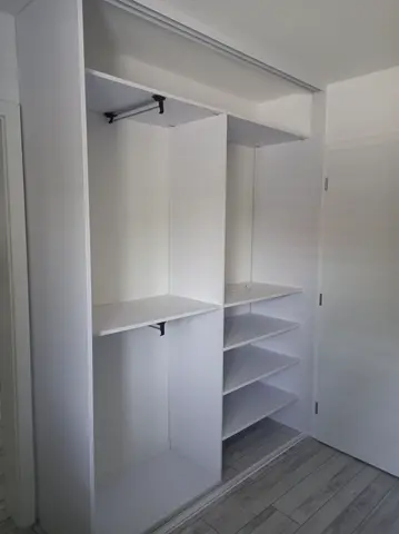 Vnútorné členenie skrine na mieru, biela