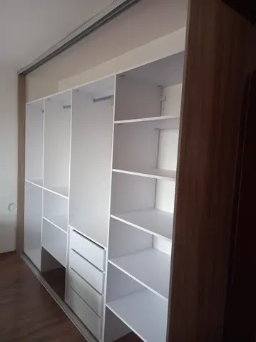 Vnútorné členenie skrine na mieru v dekore orech
