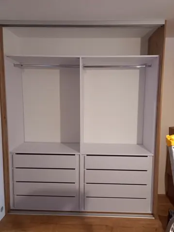 Vnútorné členenie skrine na mieru, biela