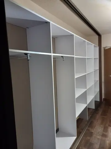 Vnútorné členenie skrine na mieru v dekore orech