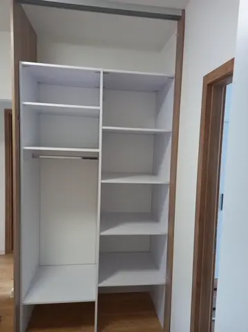 Vnútorné členenie skrine na mieru, kombinácia dekorov