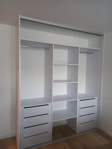 Vnútorné členenie skrine na mieru, biela