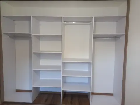 Vnútorné členenie skrine na mieru, biela