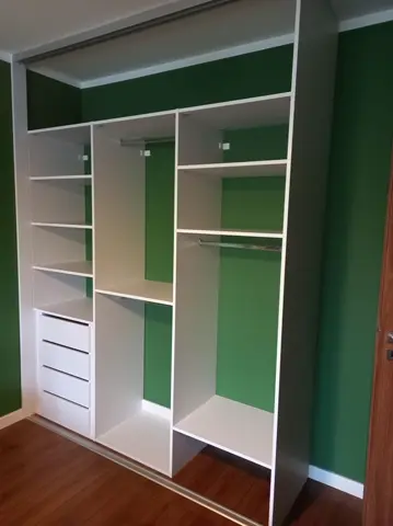 Vnútorné členenie skrine na mieru, biela