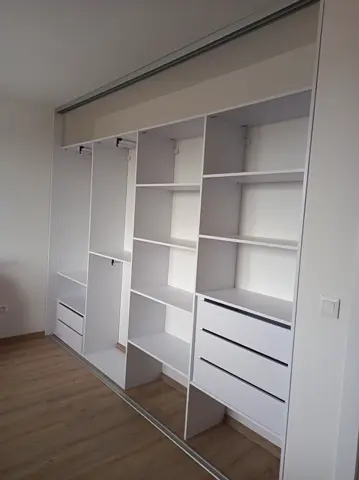 Vnútorné členenie skrine na mieru, biela