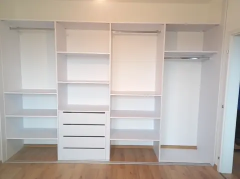 Vnútorné členenie skrine na mieru, biela