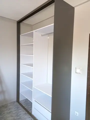 Vnútorné členenie skrine na mieru, biela