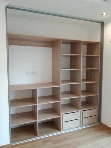 Vnútorné členenie skrine na mieru v dekore dub
