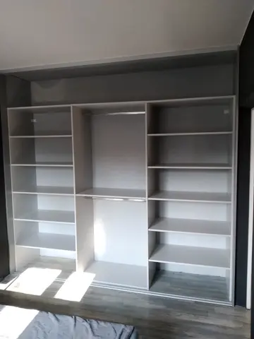 Vnútorné členenie skrine na mieru, biela