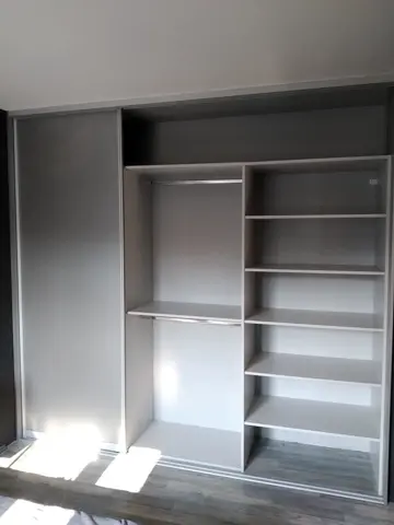 Vnútorné členenie skrine na mieru, biela