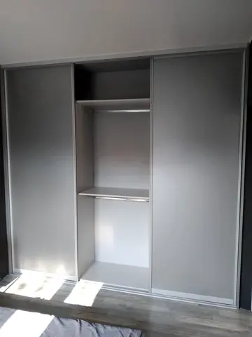 Vnútorné členenie skrine na mieru, sivá