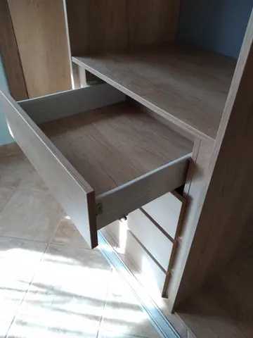 Vnútorné členenie skrine na mieru v dekore buk