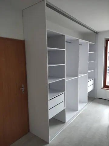 Vnútorné členenie skrine na mieru, biela