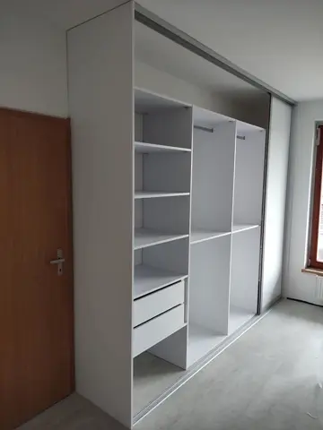 Vnútorné členenie skrine na mieru, biela